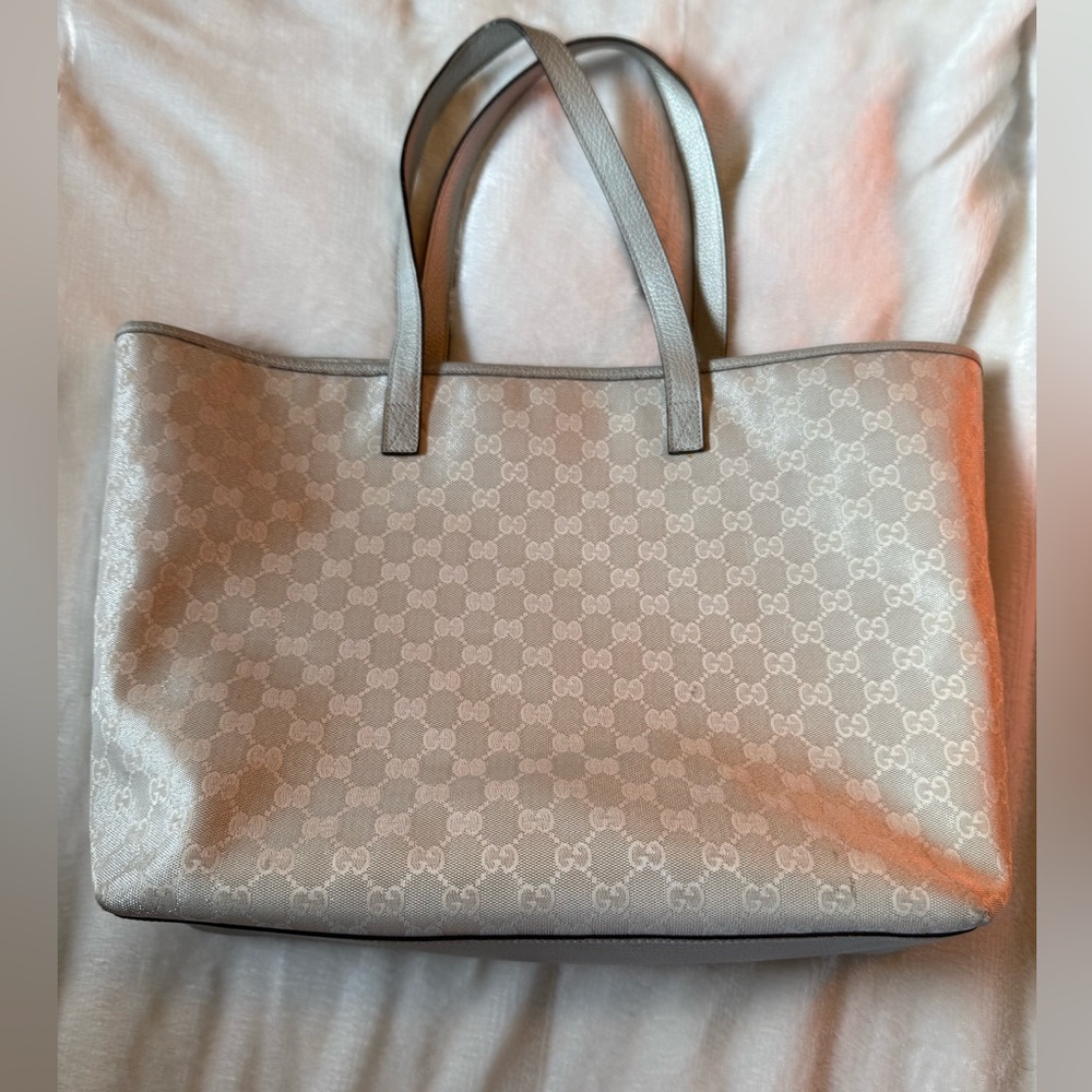 ✨Authentic ✨ Gucci Shimmering Silver Tote Bag - Picture 3 of 16